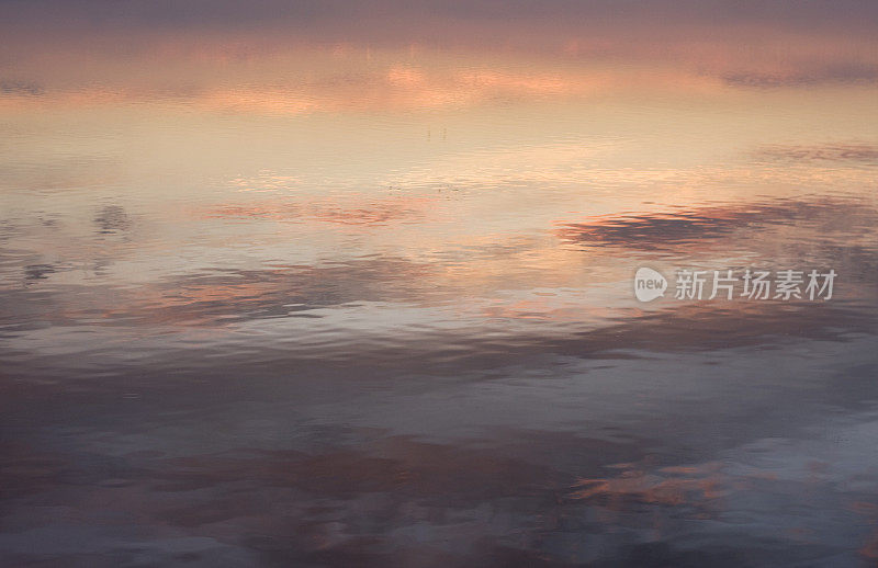 夕阳反射湖