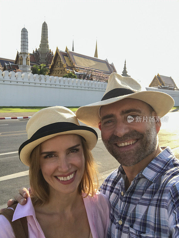 一对成年夫妇在泰国度假的自拍