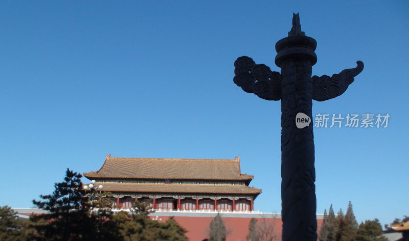 天安门广场紫禁城蓝天下的华表塔，中国北京
