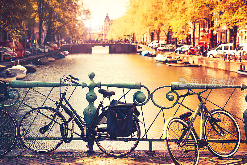 欧洲荷兰阿姆斯特丹桥上的自行车。