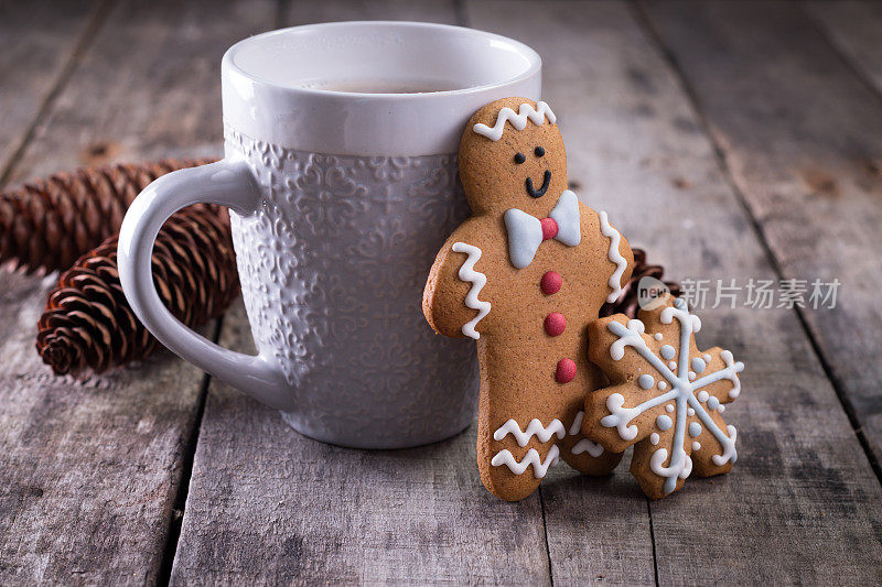 一杯热巧克力或可可与姜饼饼干圣诞组合在古董木桌子的背景。