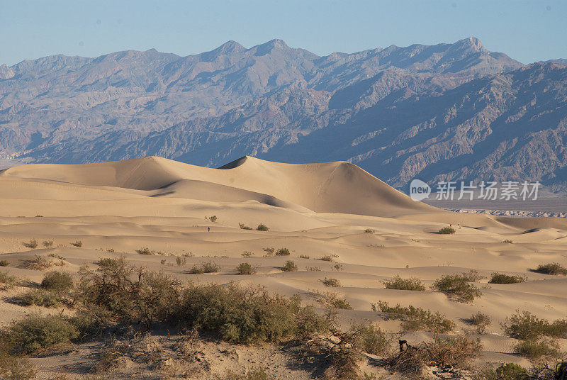 加州死亡谷烟囱井的沙丘