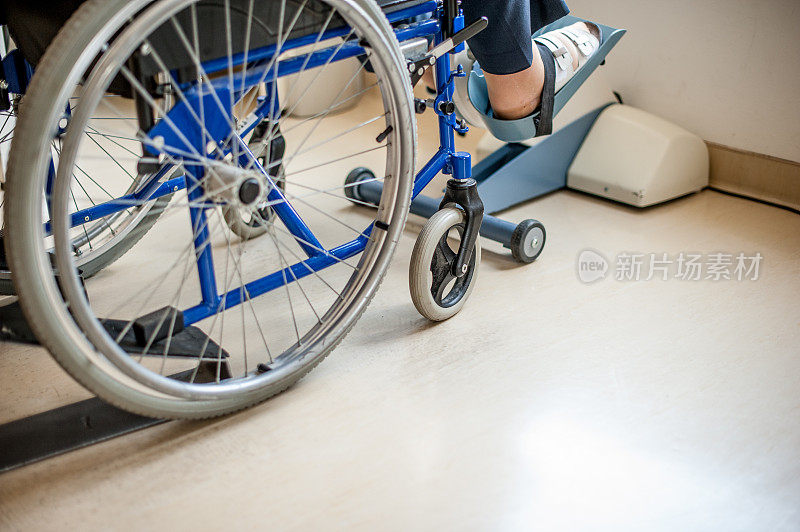 近距离观察老年妇女在轮椅上锻炼自行车