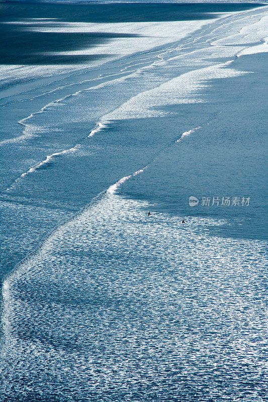 英国德文湾破浪