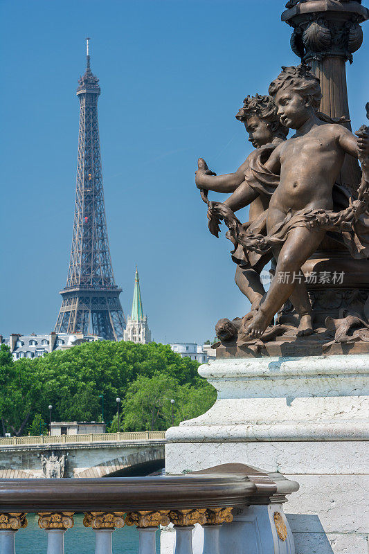 亚历山大三世桥(灯柱细节)和埃菲尔铁塔，巴黎