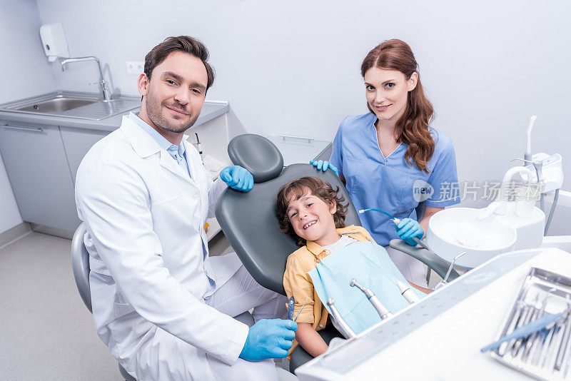 牙医在牙科诊所为小男孩检查牙齿做准备