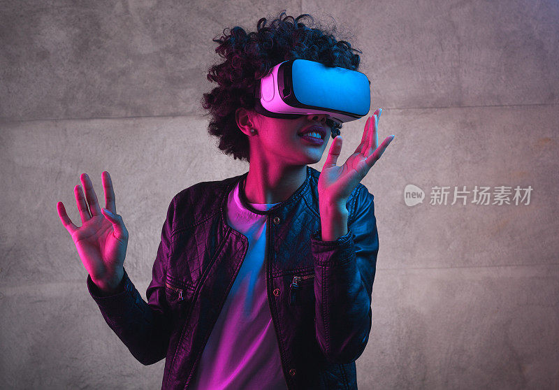 一个女孩在玩虚拟现实头盔