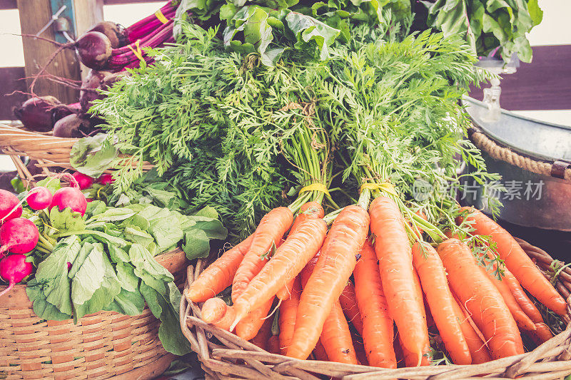 在农贸市场上展出新鲜的胡萝卜和蔬菜