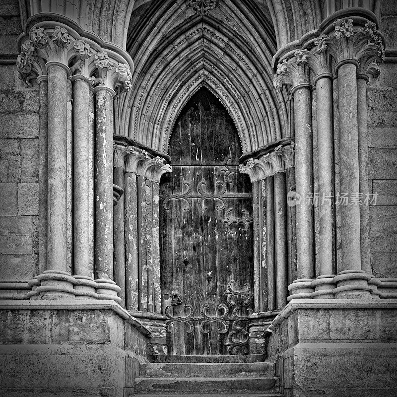 林肯大教堂门，林肯郡，英国-黑白