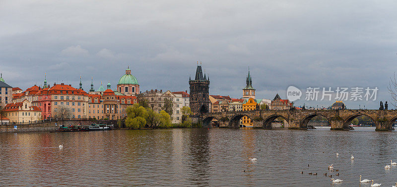 捷克共和国，布拉格，查理大桥阴沉的一天。老博物馆的水边。全景。