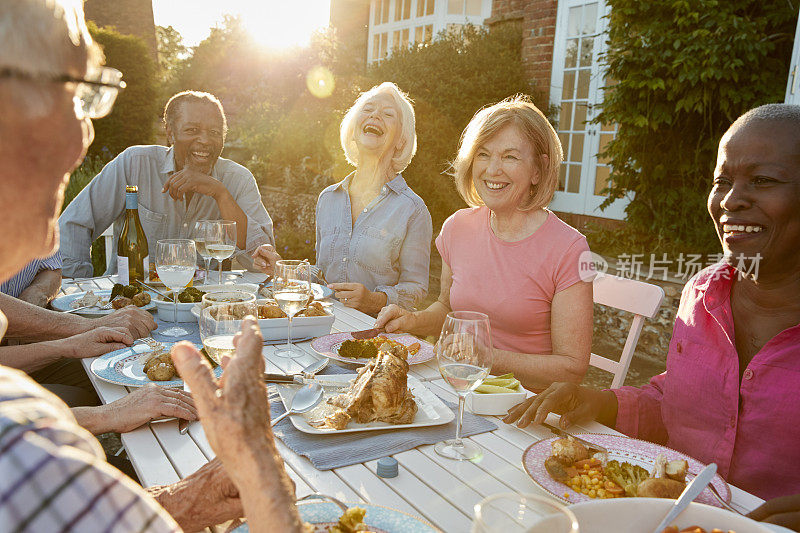 一群老年人在家享受户外晚宴