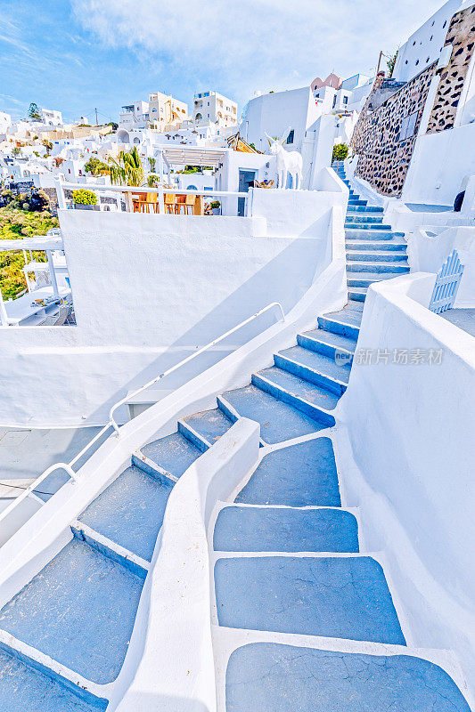 希腊圣托里尼岛。城市景观。垂直方向的照片。