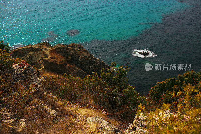 碧绿的海湾在悬崖的背景上