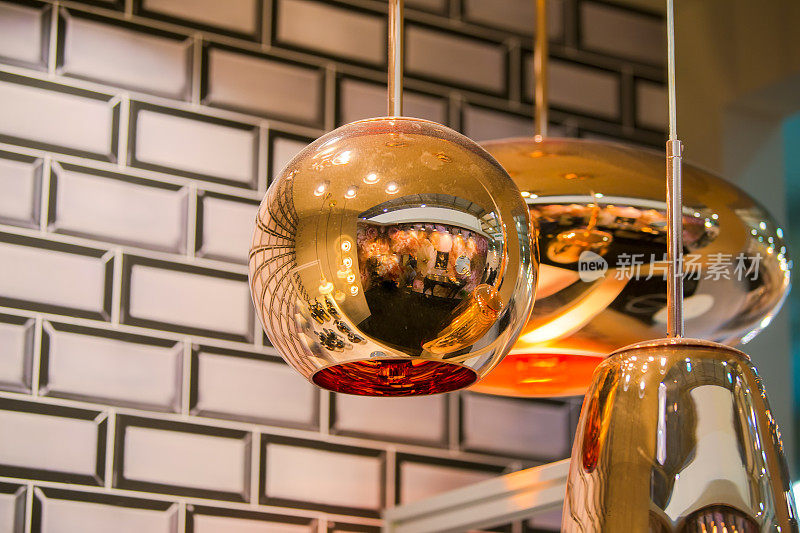 现代流线型镜子椭圆形铜吊灯。泡沫金属铜遮阳吊坠
