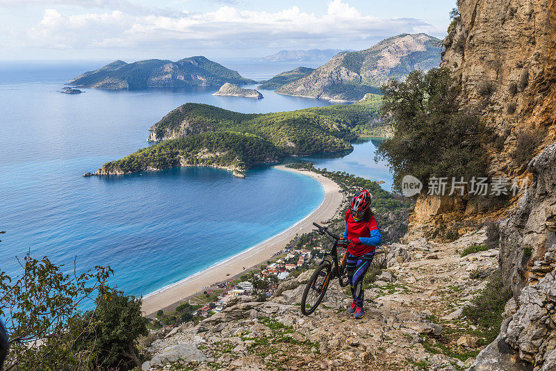 骑自行车旅行。自行车是自由的。