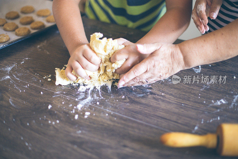 孙子帮奶奶烤饼干