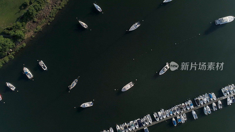 从空中俯瞰美国纽约威斯彻斯特马马罗内克码头上的游艇。