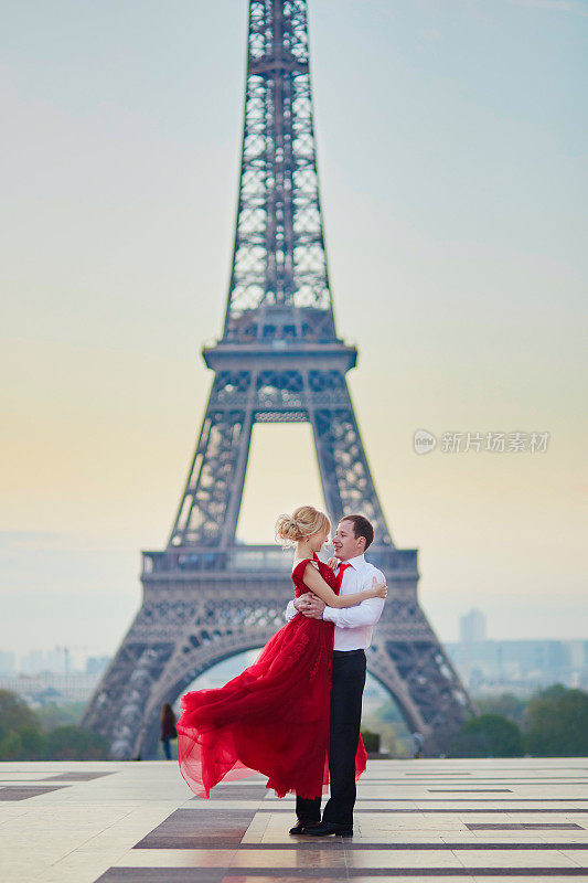 一对情侣在法国巴黎埃菲尔铁塔前跳舞