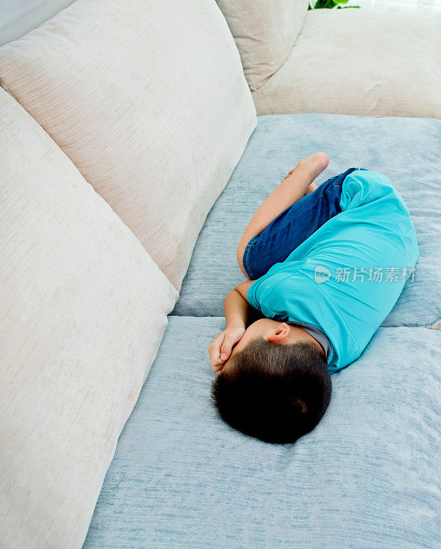 孤独的孩子躺在沙发上