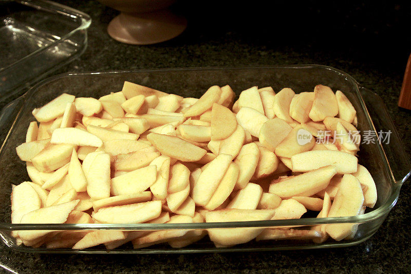 厨房里的苹果准备做苹果脆饼