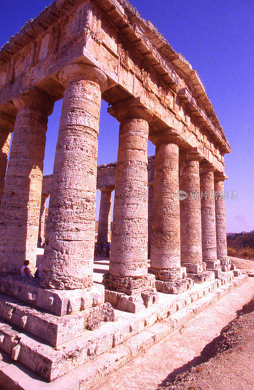 位于欧洲意大利西西里岛特拉帕尼附近的希腊时期多利安神庙塞格斯塔遗址的建筑正面和圆柱