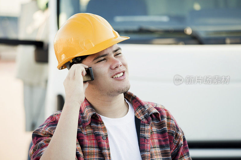 建筑工人在打电话