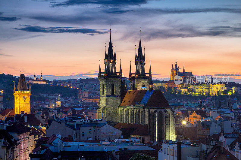 背景中可以看到布拉格古城广场上著名的泰恩教堂。布拉格,捷克共和国