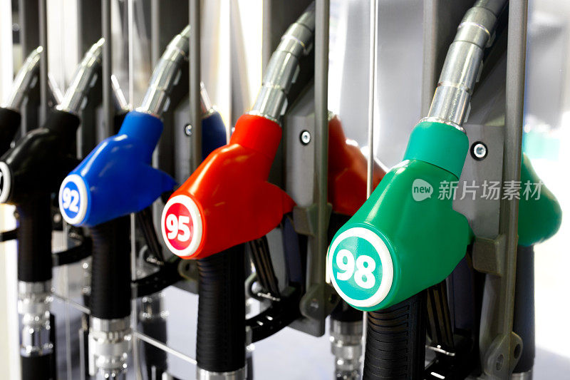 加油站有绿色、红色、蓝色、黑色的燃料手枪。