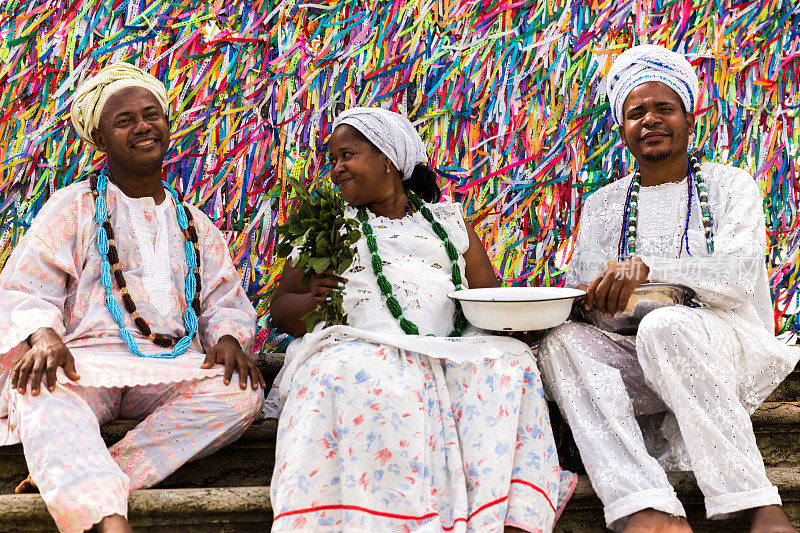 在巴西巴伊亚州萨尔瓦多邦菲姆教堂，身穿传统服装的Candomble团体