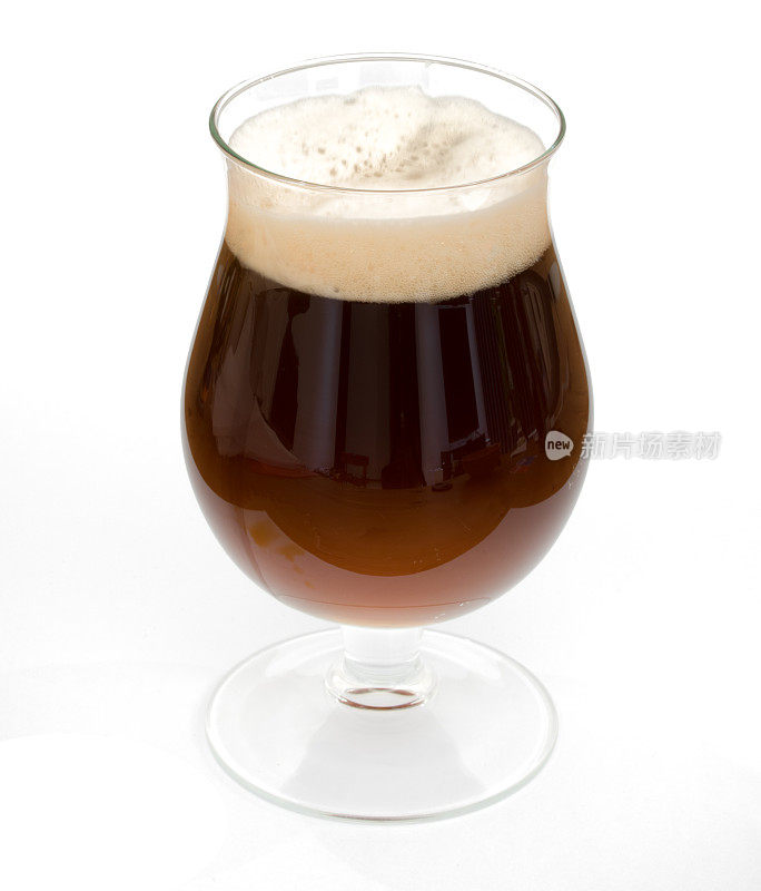 比利时黑啤酒在圣杯玻璃杯孤立