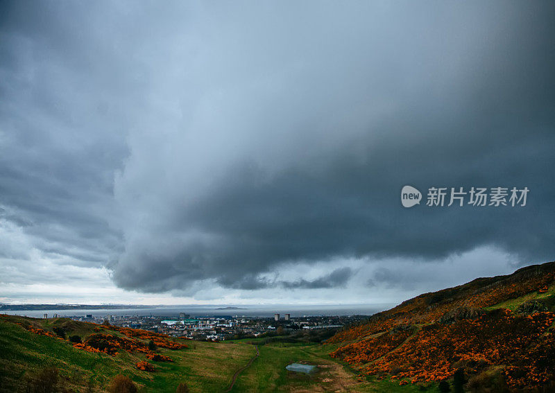 美丽的冬季山脉在暴风雨的天气