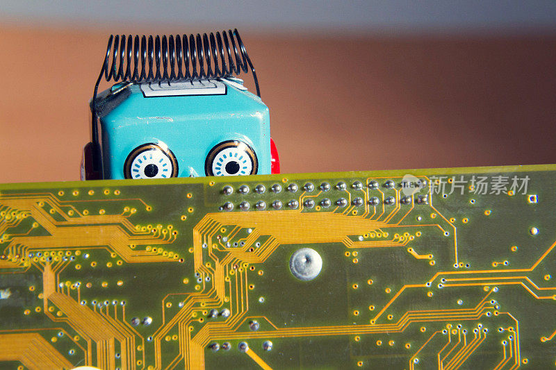 老式锡玩具机器人背后的电脑板，人工智能的概念