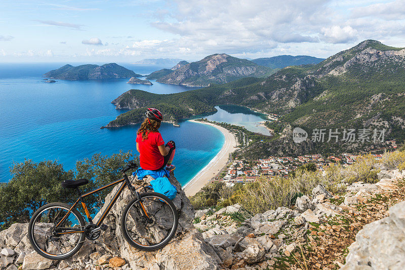 骑自行车旅行。自行车是自由的。