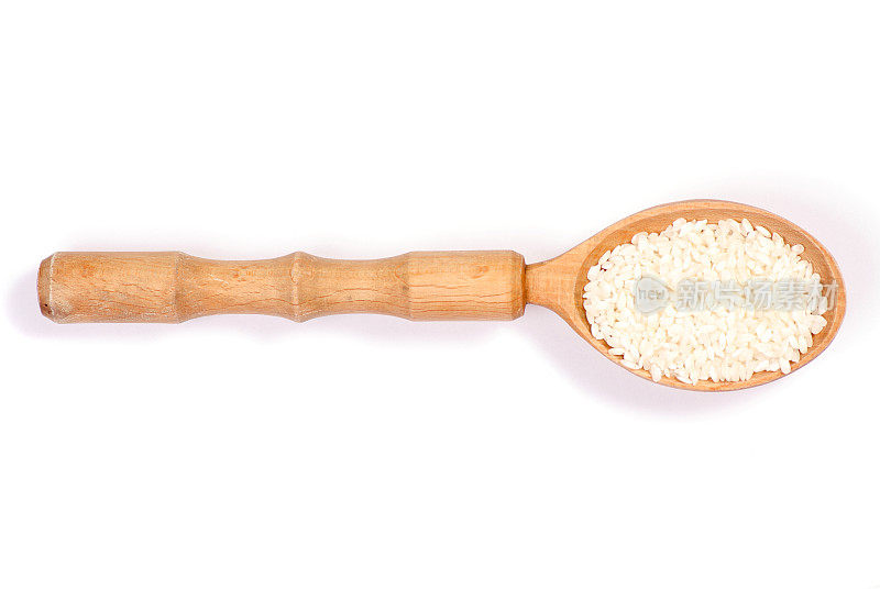 白色背景上的米粒木勺