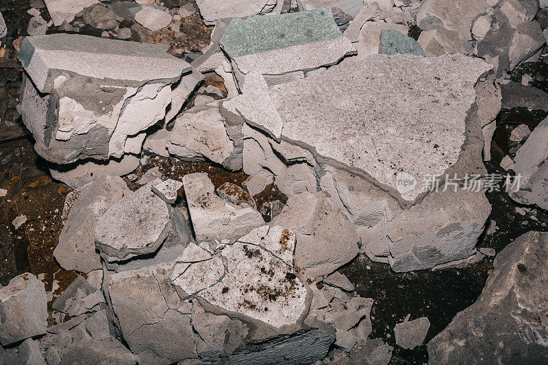 地震后破碎的混凝土墙的废墟，被拆除的建筑物的垃圾