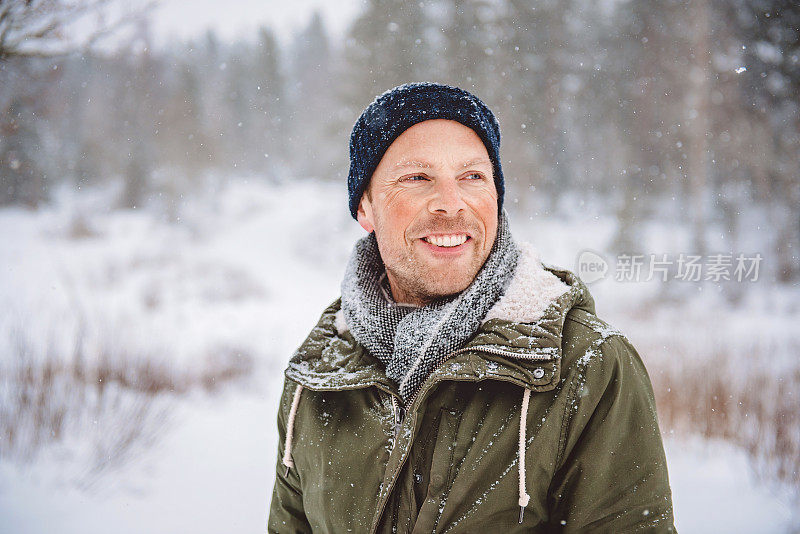 在冬天的雪天，人们在大自然中