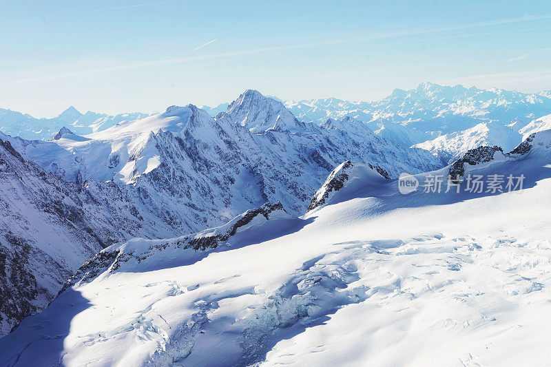 阿尔卑斯山脉的山峰和阿莱奇冰川是冬季瑞士阿尔卑斯山脉