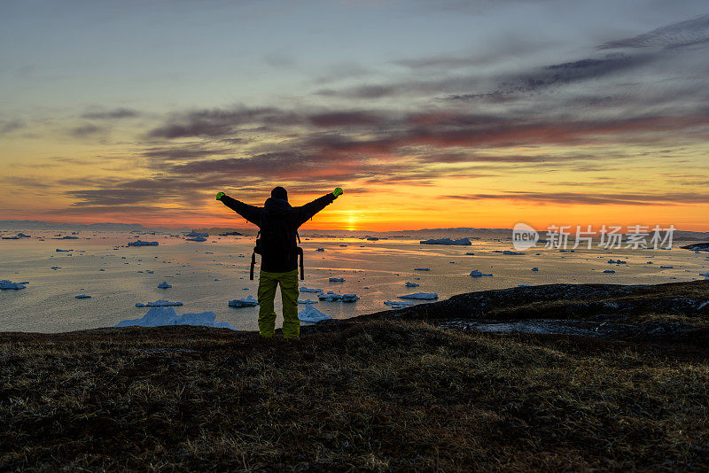 格陵兰岛，人们在日落时在北冰洋上剪影