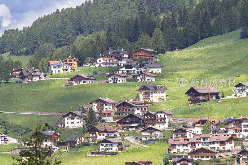 田园诗般的高山村庄