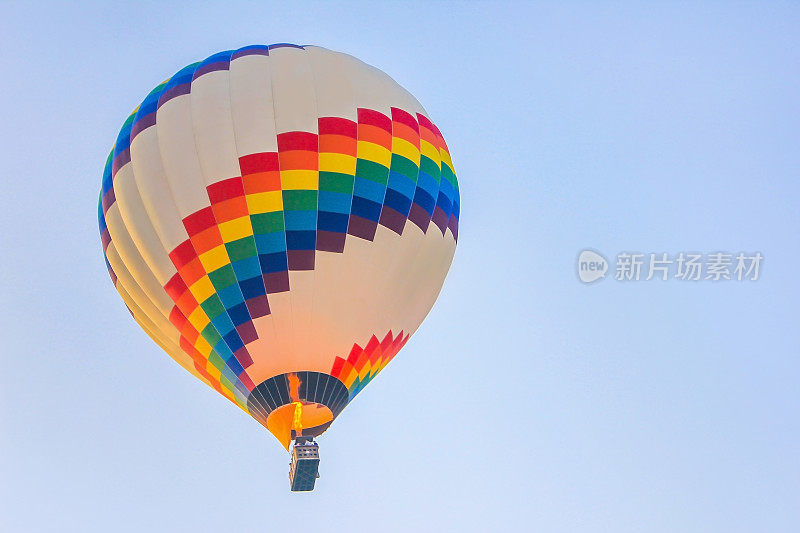 彩色的热气球在天空中翱翔