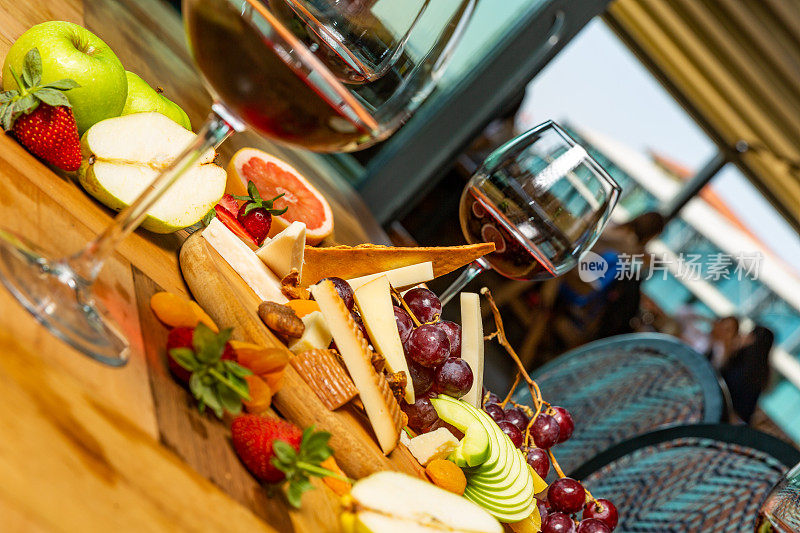 奶酪板配水果和葡萄酒