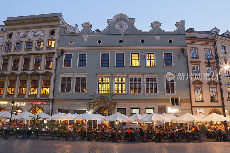 波兰克拉科夫黄昏时的市场广场和街上的餐馆