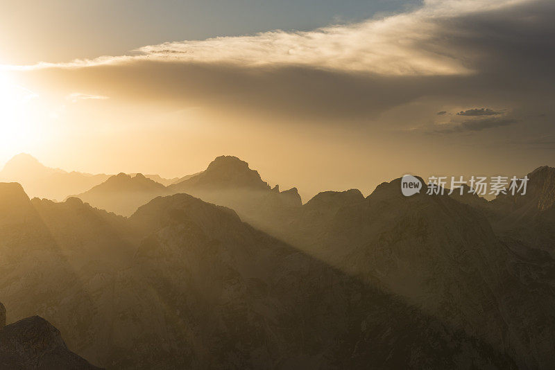 日落时分从特里格拉夫山顶俯瞰朱利安阿尔卑斯山