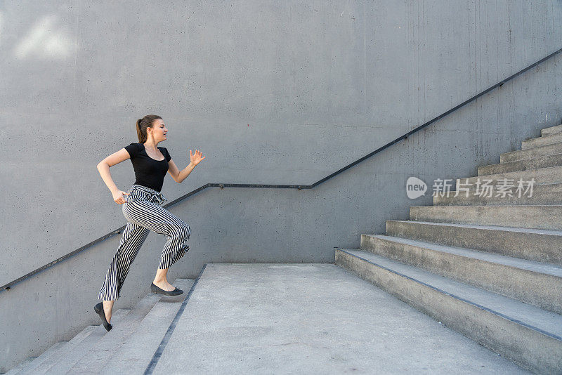 女人在城市里跑上台阶