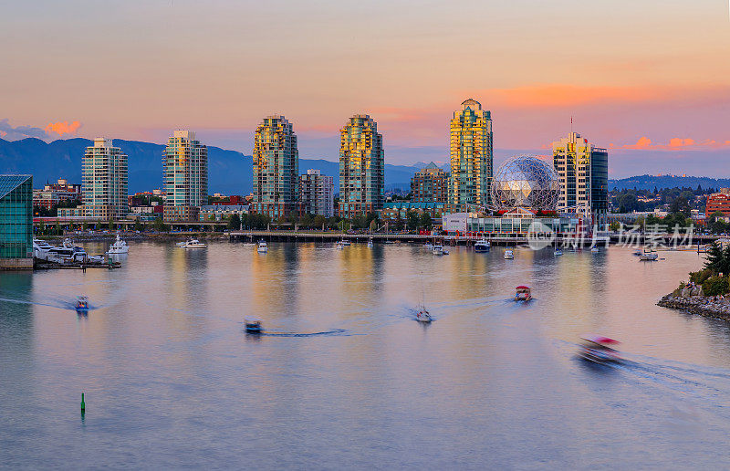 在加拿大不列颠哥伦比亚省，温哥华的天际线在福溪日落公寓大厦和科学世界