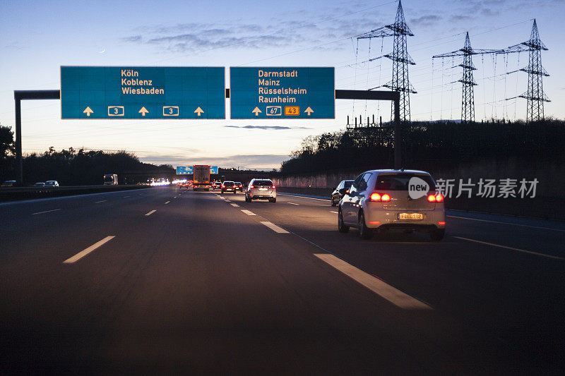 黄昏时分德国高速公路上的交通