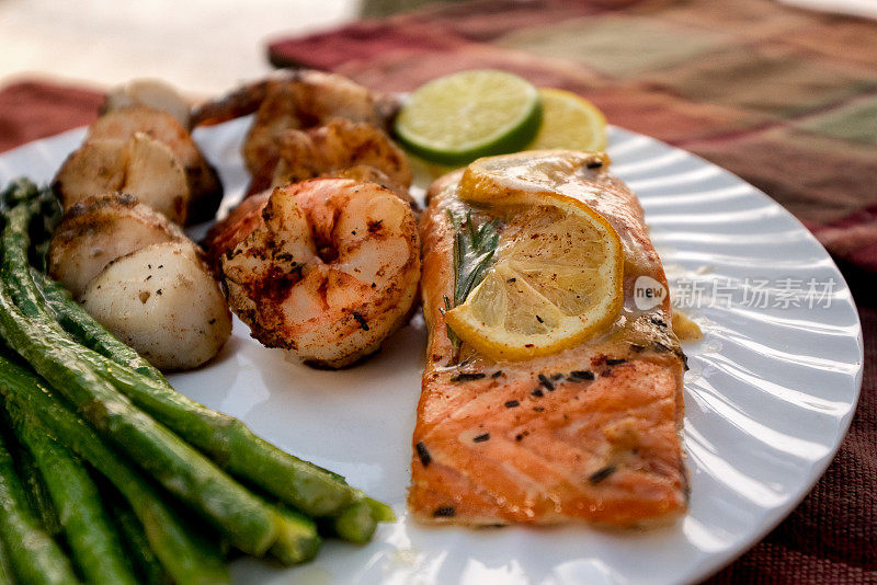 海鲜晚餐烤鲑鱼，虾和扇贝