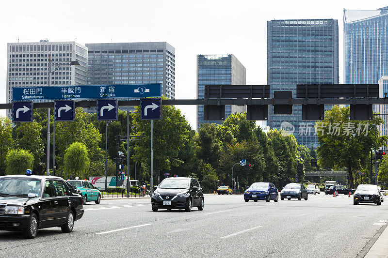 日本东京市区街道上的交通状况