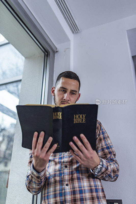 读圣经的年轻人
