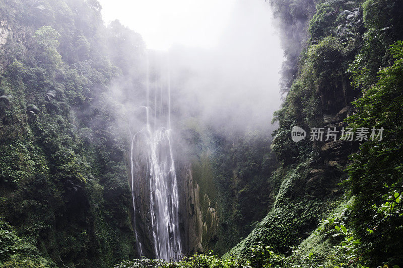 中国河北省的天然河谷和瀑布